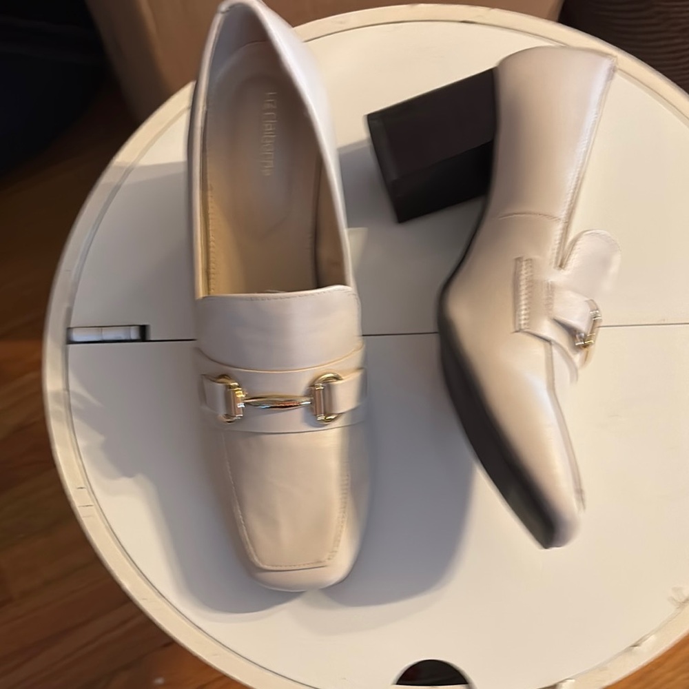 Liz Claiborne Cream and Gold Flats with Elegant Design